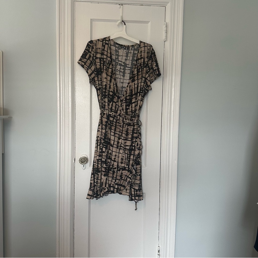 Apt. 9 Black and Cream Abstract Wrap Dress Size 1X Fit and Flare Mini Dress
